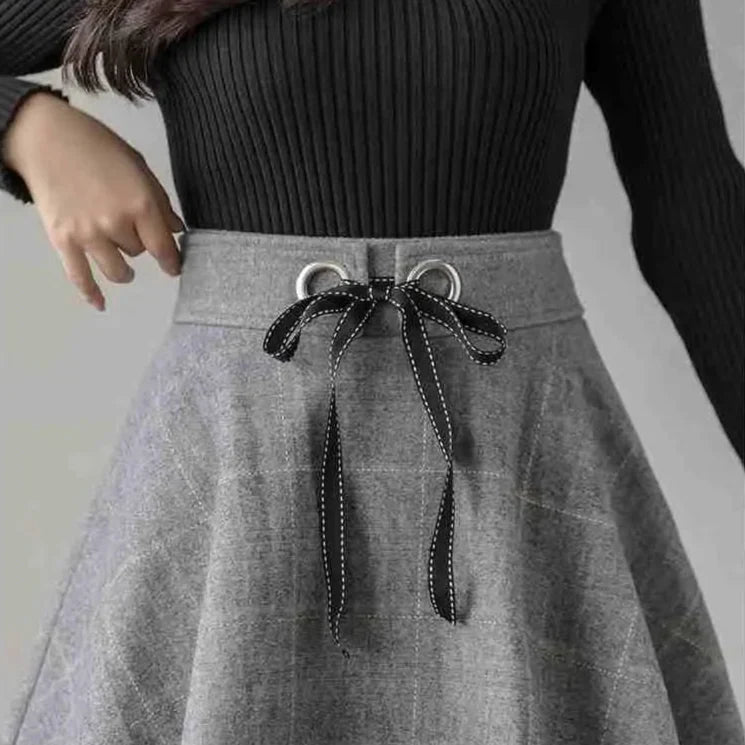 Bequemer, elastischer High-Waist Minirock für Damen mit klassischem Karomuster. Ideal als kurzer Freizeitrock.