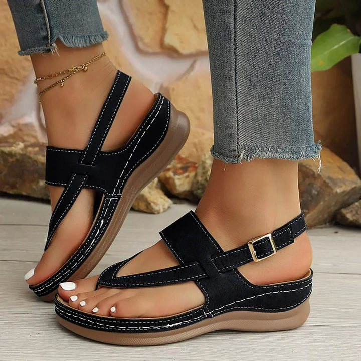 Sommerliche Damensandalen: Komfortable Plateausandalen mit breiten Stoffriemen & profilierter Sohle.