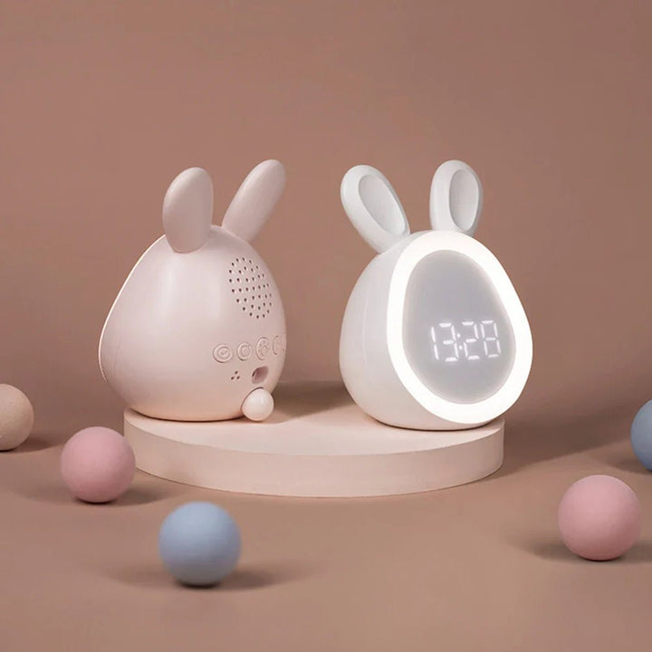 Weißer Kinderwecker in Kaninchenform. BunniGlow Wecker mit LED Nachtlicht für eine sanfte Morgenroutine im Kinderzimmer.