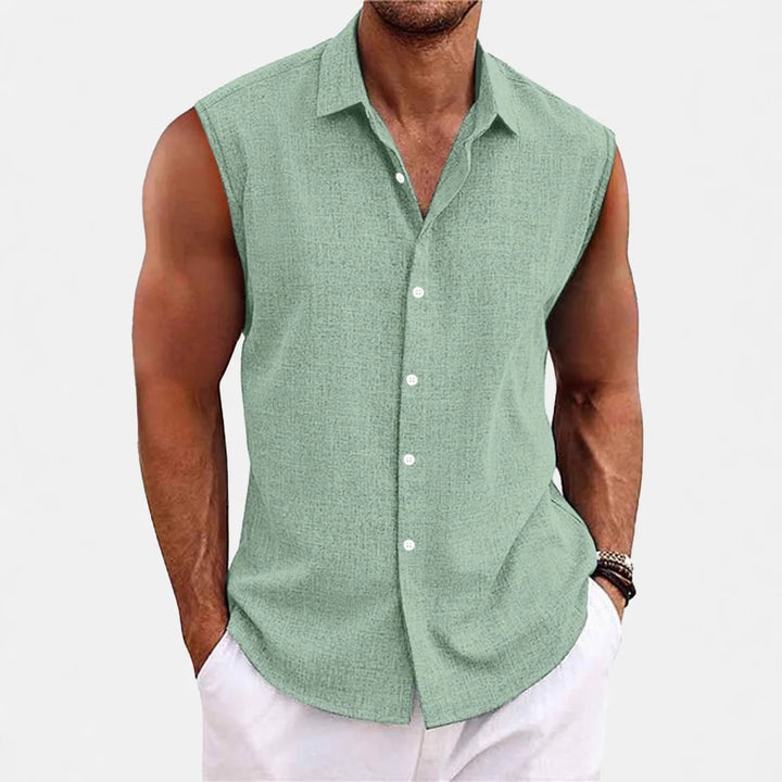Elegantes ärmelloses Kragenhemd für Herren, leichtes Sommeroutfit für stilvolle Männer.