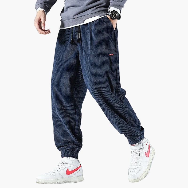 Trendige Herren Streetwear Hose in Schwarz, bietet ultimativen Komfort und urbanen Stil für Freizeitlooks.