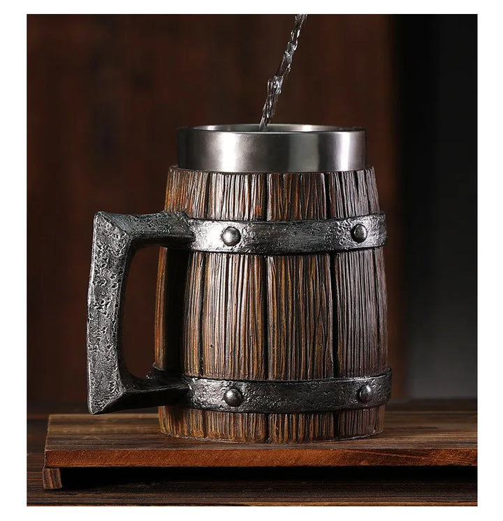 Rustikaler 600ml Holzkrug aus Eiche mit Edelstahlfutter, ideal als Bierkrug oder besonderes Geschenk. Handgefertigt.