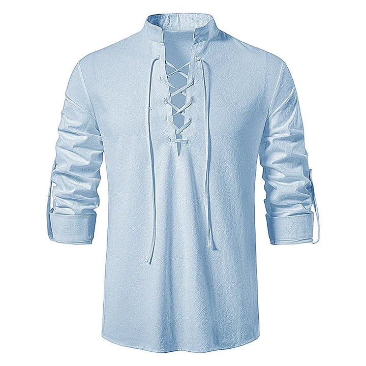 Hellblaues lässiges Herren Sommerhemd, Boho-Stil, mit Krempelärmeln für Freizeit und Urlaub.