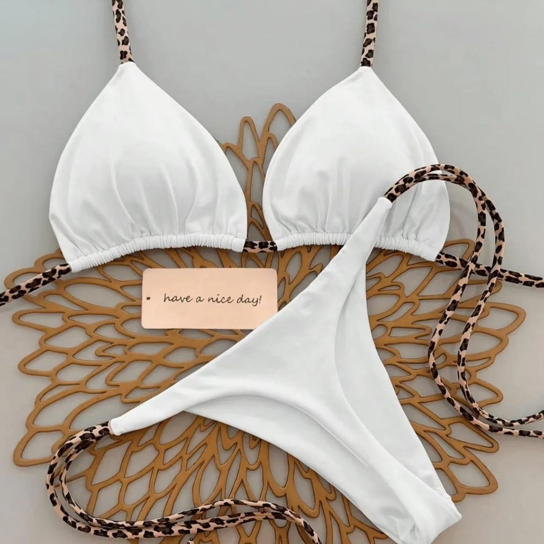 Trendiges Damen Bikini-Set mit Leopardenmuster Tanga. Ideal für Sommer, Pool und Strandmode.