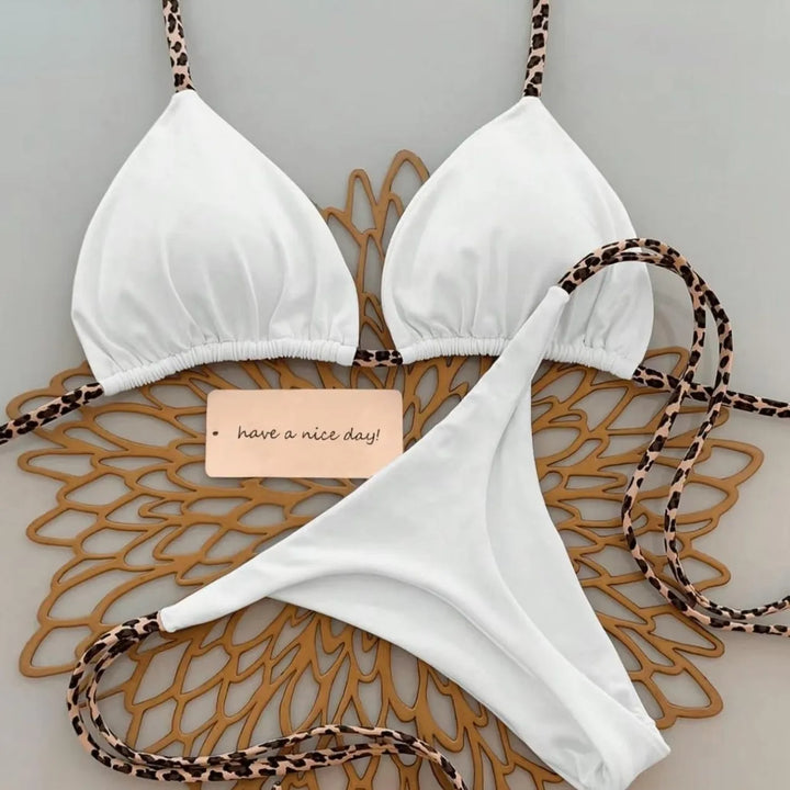 Trendiges Damen Bikini-Set mit Leopardenmuster Tanga. Ideal für Sommer, Pool und Strandmode.