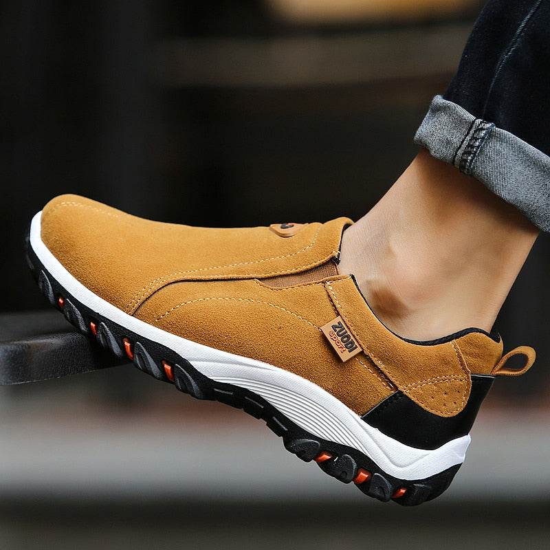 Robuste Herren Trekkingschuhe mit griffiger Profilsohle für optimalen Halt und Komfort beim Wandern.
