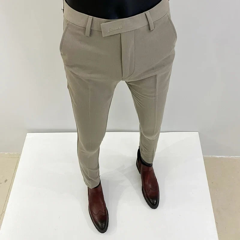 Essenzielle Herrenhose für jede Garderobe, als Anzughose oder schicke Freizeithose.