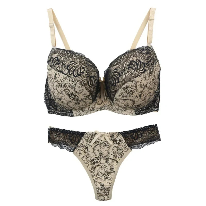 Elegantes Damen BH Slip Set mit Spitze. Bequemer Push-up BH und Unterwäsche-Slip.