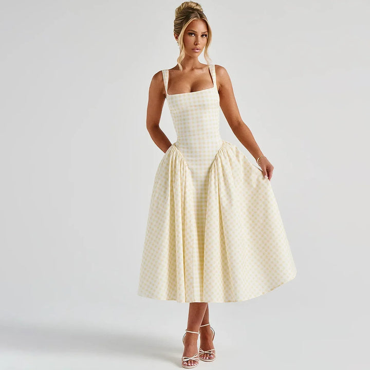 Nahaufnahme: Kariertes Damen Maxikleid in A-Linie, verstellbare Träger. Stilvolles, leichtes Sommerkleid.