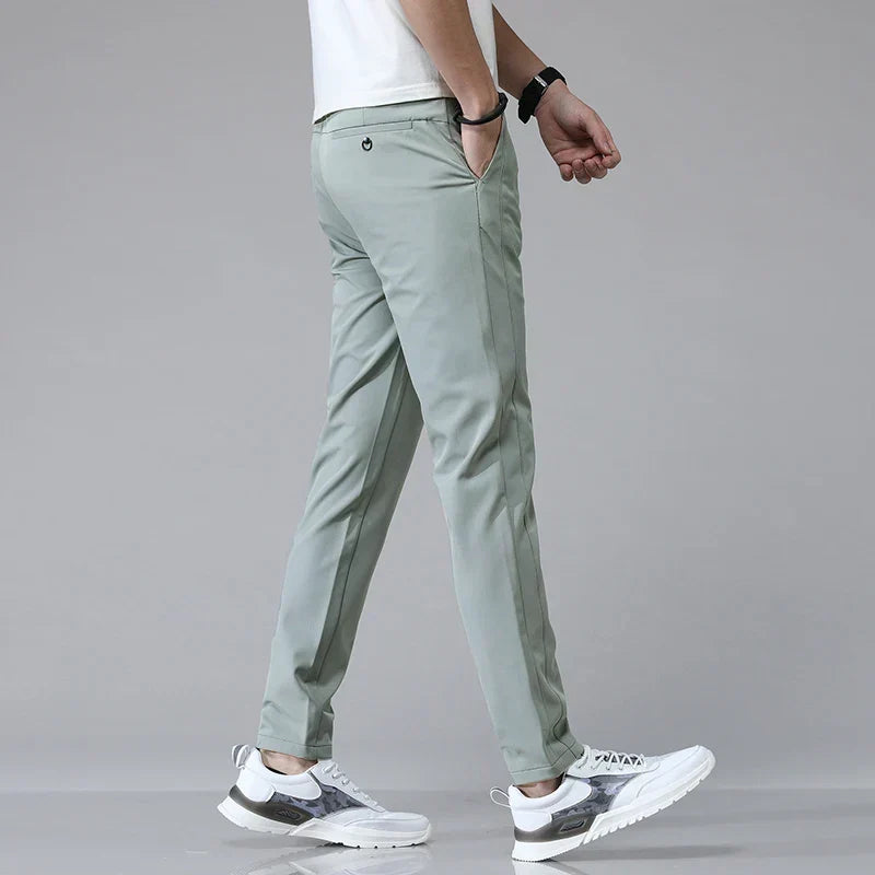 Moderne Herren Stretchhose mit schlanker Passform. Atmungsaktiv, bequem und elegant für jeden Tag.