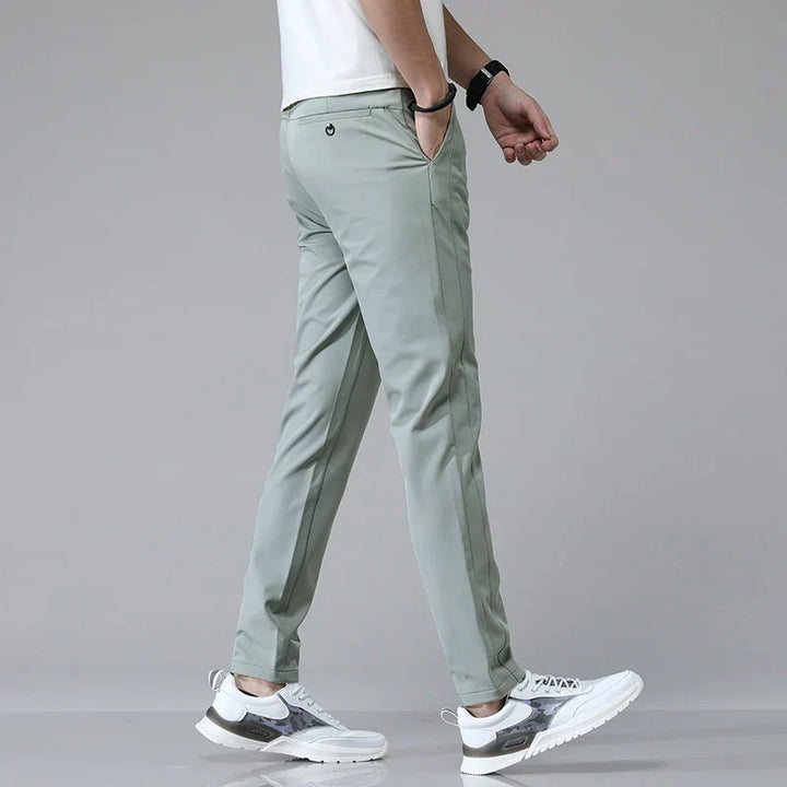 Moderne Herren Stretchhose mit schlanker Passform. Atmungsaktiv, bequem und elegant für jeden Tag.