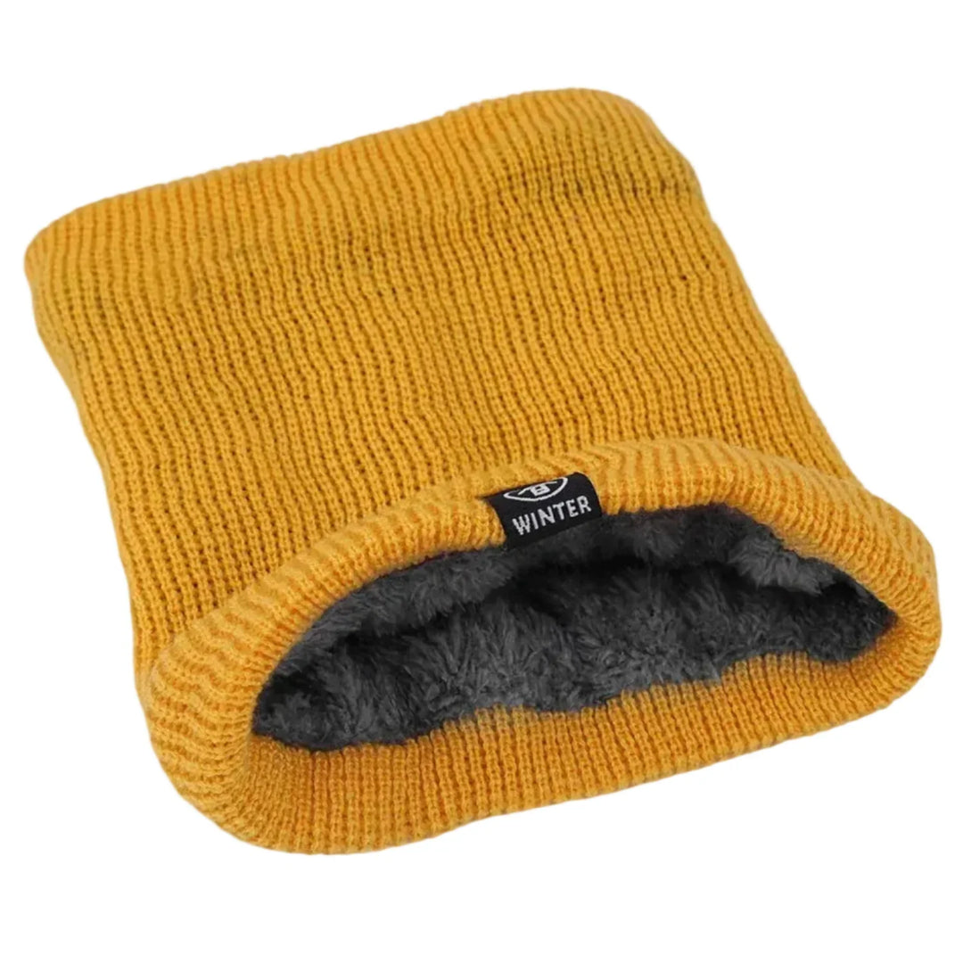 Frau trägt einen einfarbigen Plüsch Winter-Snood, der Hals und Gesicht schützt und warm hält.