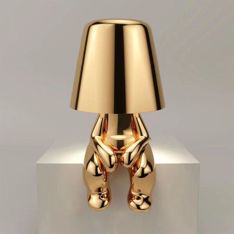 Detailaufnahme der modernen Tischlampe: Gold-Silber Metallfuß und Glas-Schirm, sanftes LED-Licht.