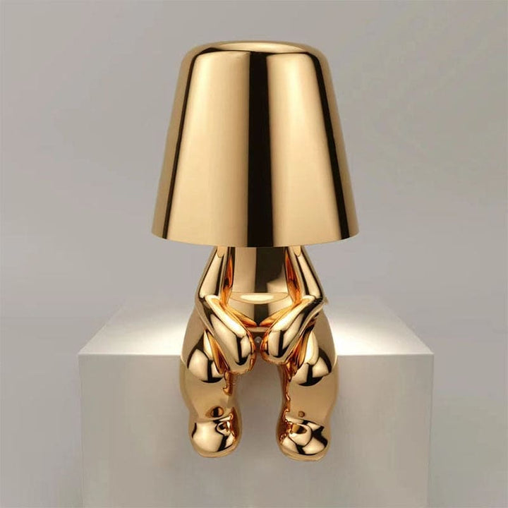 Detailaufnahme der modernen Tischlampe: Gold-Silber Metallfuß und Glas-Schirm, sanftes LED-Licht.
