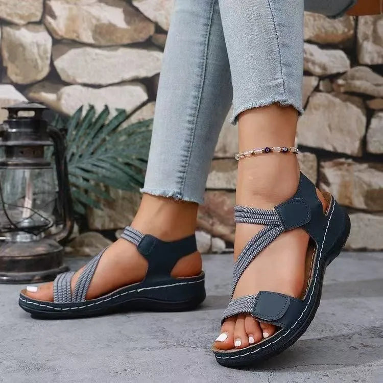 Luftige Damen Slip-on Sandalen, perfekt für warme Sommertage. Bequeme Freizeit Schuhe mit Riemchen.