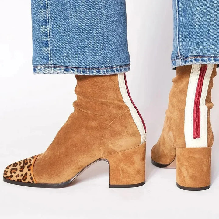 Stylische Damen Stiefelette mit bequemem Blockabsatz & eleganter Karree Zehe. Perfekt für Herbst/Winter Mode.
