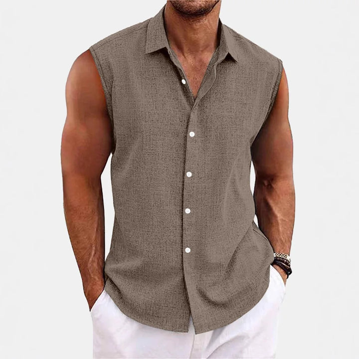 Stilvolles ärmelloses Herren-Freizeithemd mit Kragen, moderne Männerkleidung für den Sommer.