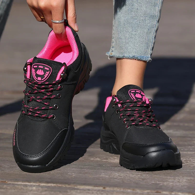 Robuste Damen Wanderstiefel in Grau bieten stabilen Halt & Schutz. Ideal für lange Wanderungen & anspruchsvolles Terrain.