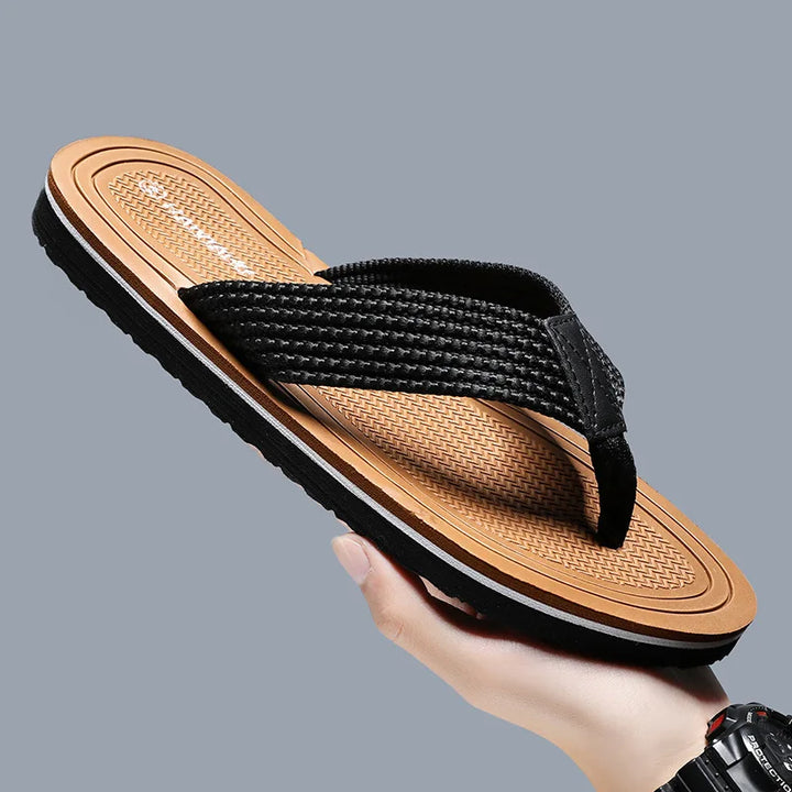 Bequeme Herren Pantoletten als Strand Zehentrenner. Perfekt für den Urlaub und heiße Tage.