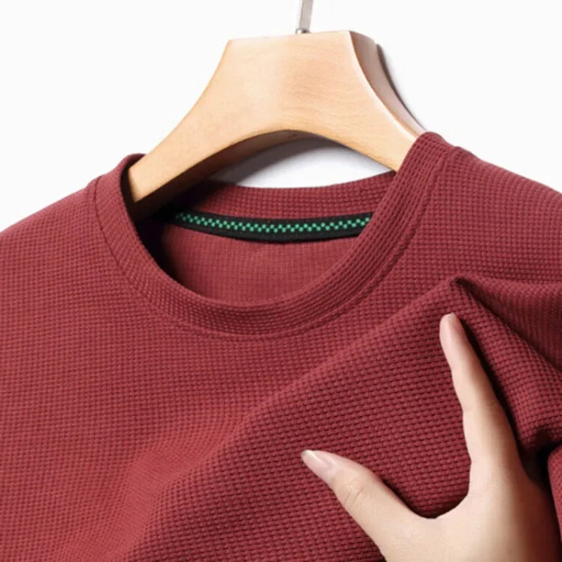 Komfortables Herren T-Shirt, Rundhals, Kurzarm. Atmungsaktiv, mit Netzdesign für den Sommer.