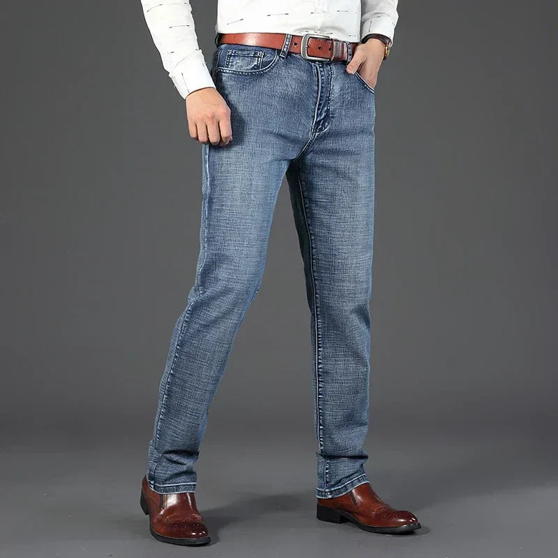 Mann trägt bequeme Straight Fit Jeans mit mittlerer Bundhöhe, vielseitig kombinierbar für jeden Anlass.