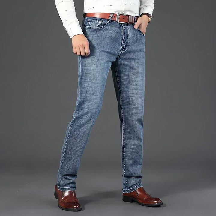 Mann trägt bequeme Straight Fit Jeans mit mittlerer Bundhöhe, vielseitig kombinierbar für jeden Anlass.