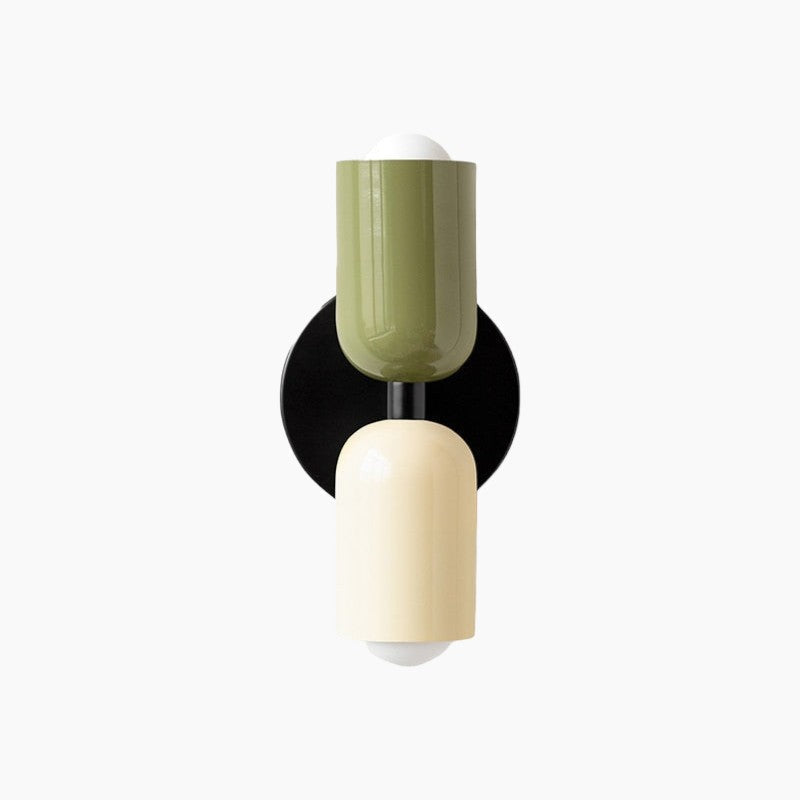 Design-Wandlampe: Moderne Form, farbiger Glasschirm, Metallbasis, ein Blickfang im Raum.