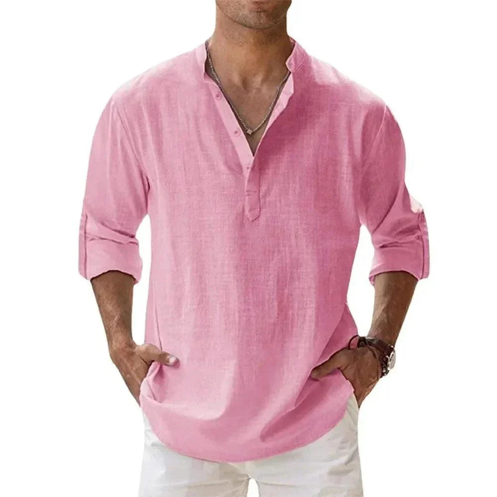Rückenansicht eines schlichten Herren Henley-Shirts mit Stehkragen und langen Ärmeln, Freizeitmode.