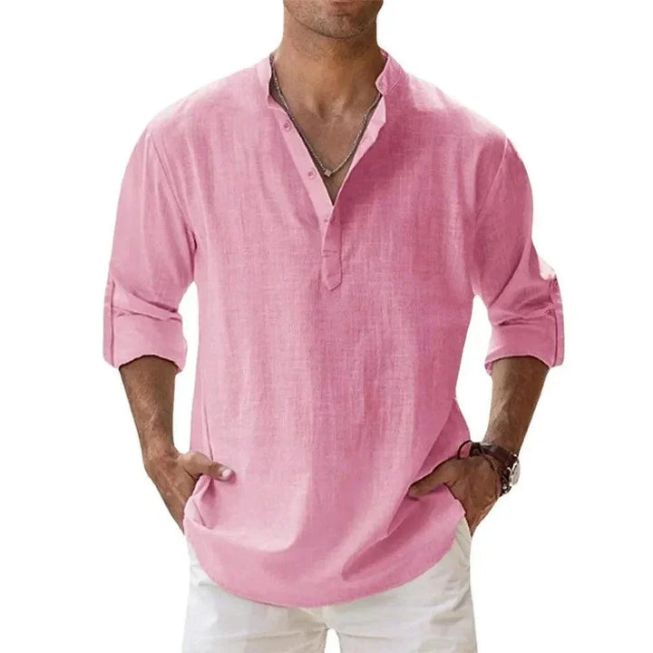Rückenansicht eines schlichten Herren Henley-Shirts mit Stehkragen und langen Ärmeln, Freizeitmode.