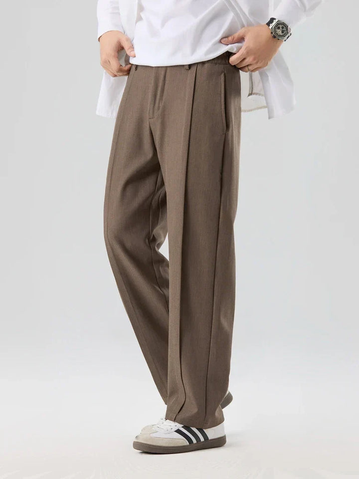 Elegante Herren Bundfaltenhose mit geradem Bein und elastischem Bund für stilvollen Business- oder Freizeitlook.