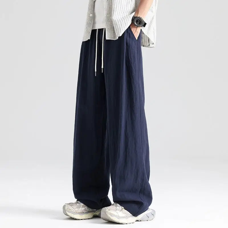 Lässige Herrenhose mit weitem Bein, ideal für entspannte Freizeit-Looks oder smart casual Outfits. Bequem & vielseitig.