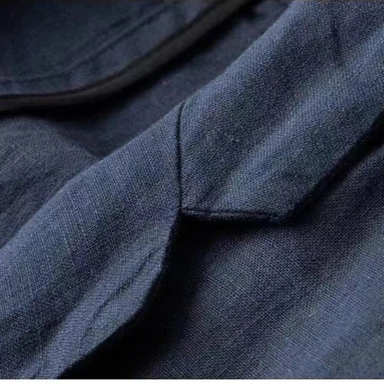 Herren Business Anzug mit Hemd: Komplettes Outfit mit elegantem Sakko, Hose und passendem Hemd, professionell und modern.