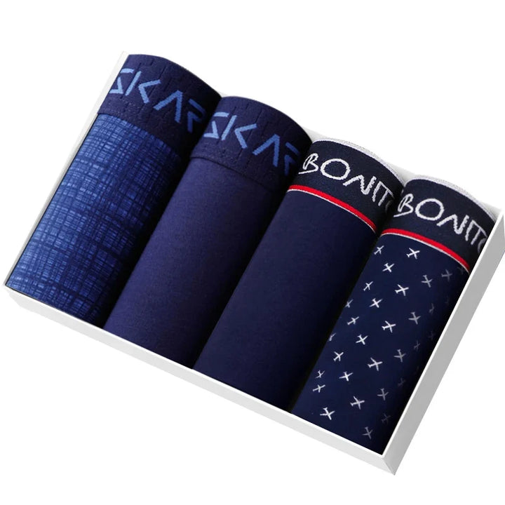 Ordentlich gefaltete Herren Boxershorts, 4er Pack, bereit für den täglichen Gebrauch.