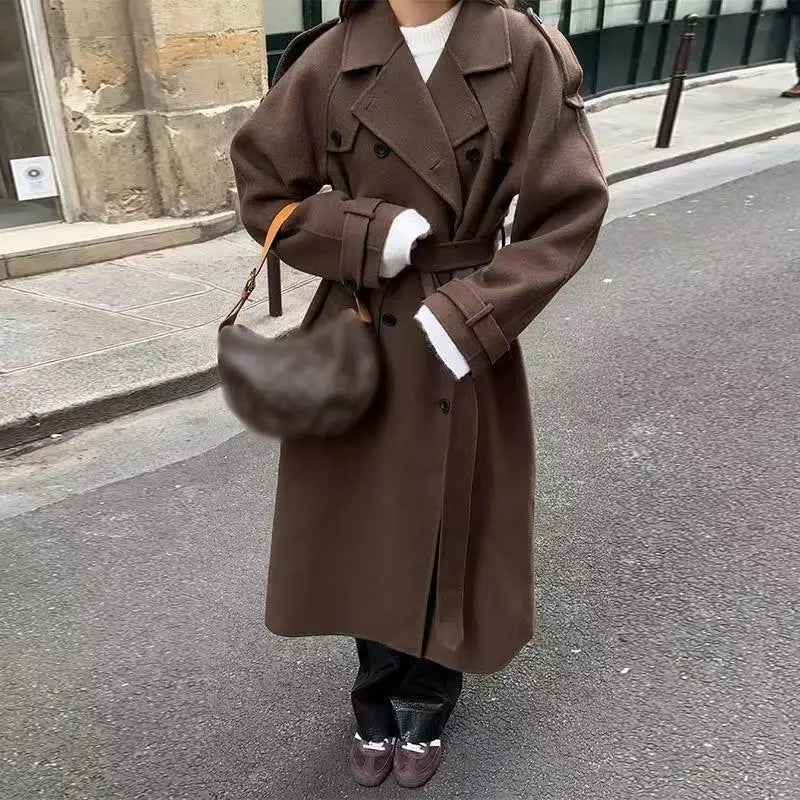 Eleganter langer Damen Mantel im Britischen Stil. Zeitloser Überzieher für Herbst & Winter, feminin & modisch.