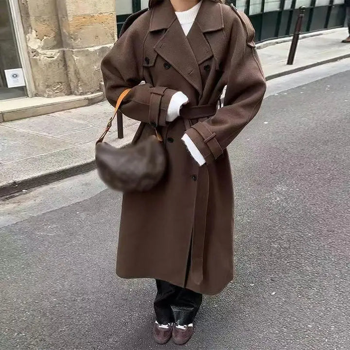 Eleganter langer Damen Mantel im Britischen Stil. Zeitloser Überzieher für Herbst & Winter, feminin & modisch.