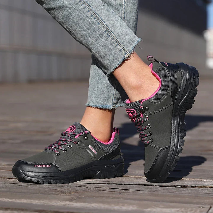 Detail der rutschfesten Sohle von Damen Wanderschuhen für sicheren Grip auf unterschiedlichen Oberflächen.