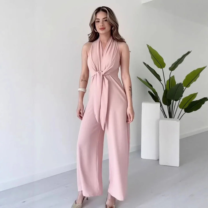 Eleganter Damen V-Ausschnitt Overall. Schnürdetails betonen die Taille. Komfortables weites Bein für Abendmode.