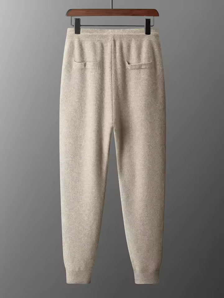 Eleganter Herren Trainingsanzug (Zweiteiler) in Beige, perfekt für stilvolle Freizeitmode & Komfort.