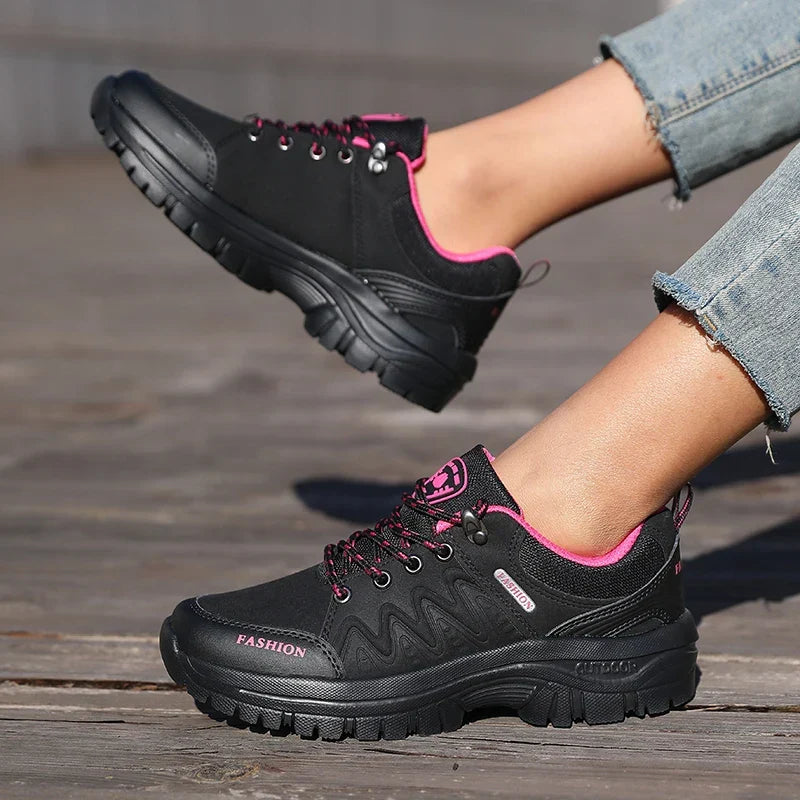 Nahaufnahme der bequemen Damen Outdoorschuhe in Schwarz mit rutschfestem Profil. Ideal für Freizeit, Reise & Sport.
