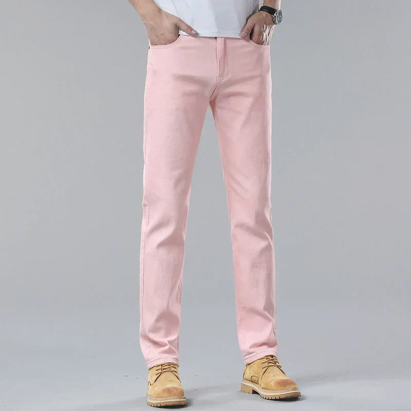 Farbige Herrenjeans mit geradem Bein, Rückansicht mit Taschendetail, modisch & bequem.