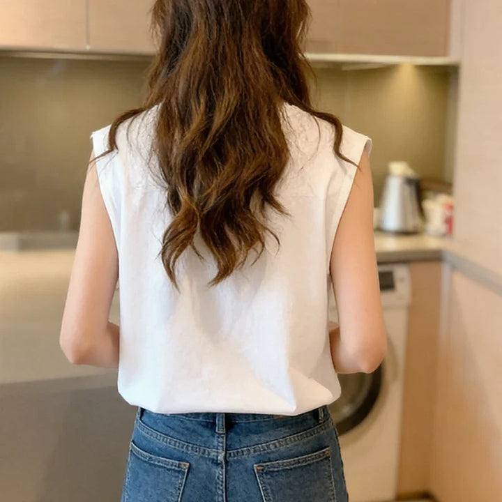 Graues Damen Tanktop, ärmellos und stretchig, ideal für entspannte Sommermode und Freizeit.