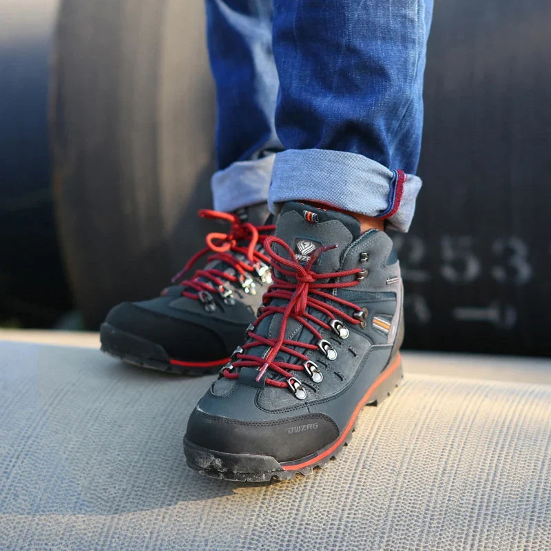 Stylische Herren knöchelhohe Wanderschuhe in Schwarz, bequem und robust für lange Wanderungen.