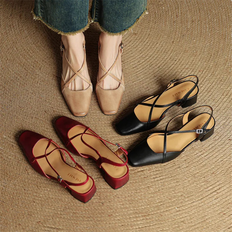 Büroschuhe & Abendschuhe: Schwarze Pumps mit Riemchen und elegantem Blockabsatz.
