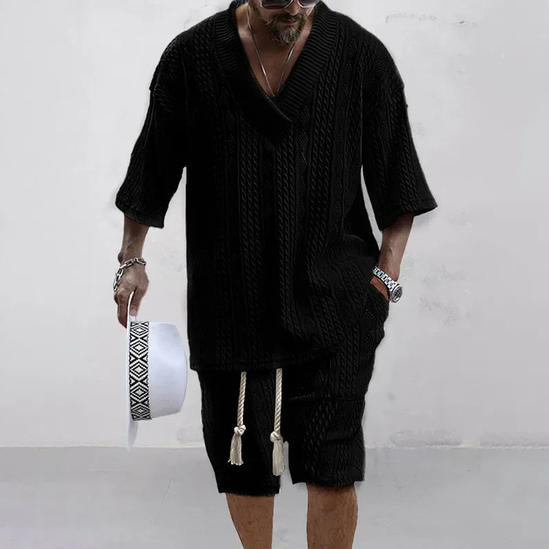 Hochwertiger Herren Strick Zweiteiler in Weiß. Komplettes Sommer Freizeit Outfit aus Kurzarm Shirt & Shorts.