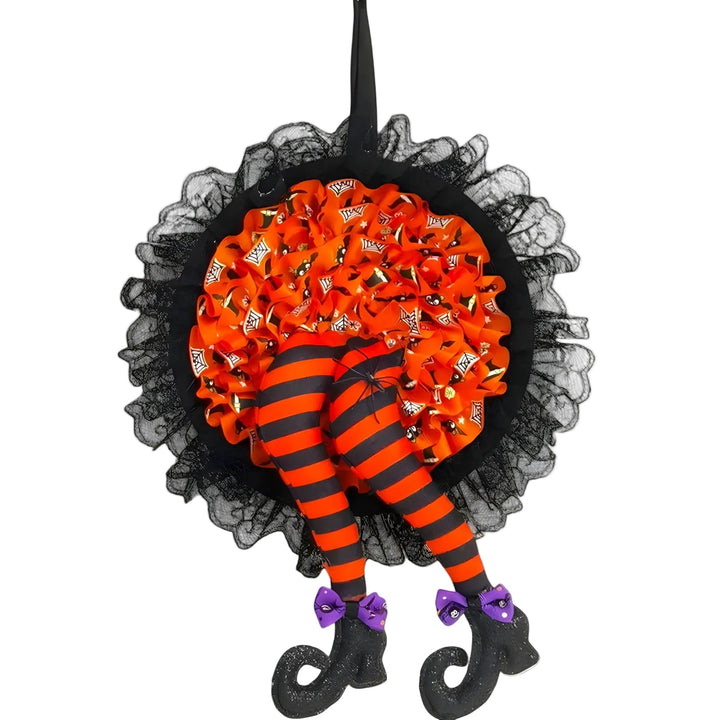 Gruseliger Halloween Hexenkranz für deine Haustür, mit lila, orange und baumelnden Hexenbeinen.