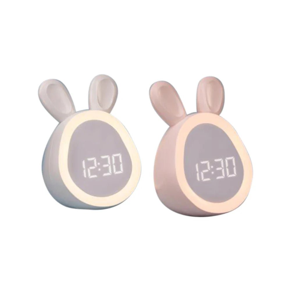 Der BunniGlow Kinderwecker Kaninchen mit LED Nachtlicht erleichtert die Morgenroutine und dekoriert jedes Kinderzimmer.