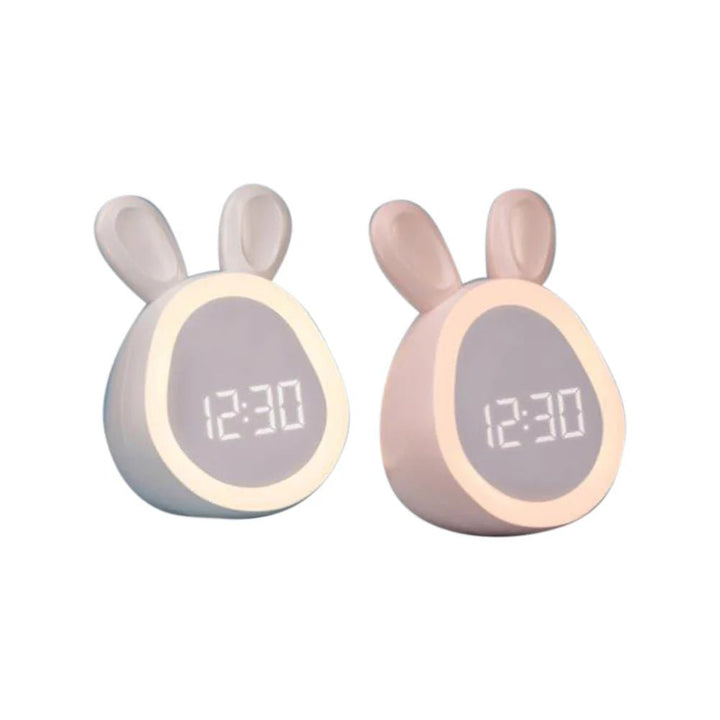 Der BunniGlow Kinderwecker Kaninchen mit LED Nachtlicht erleichtert die Morgenroutine und dekoriert jedes Kinderzimmer.
