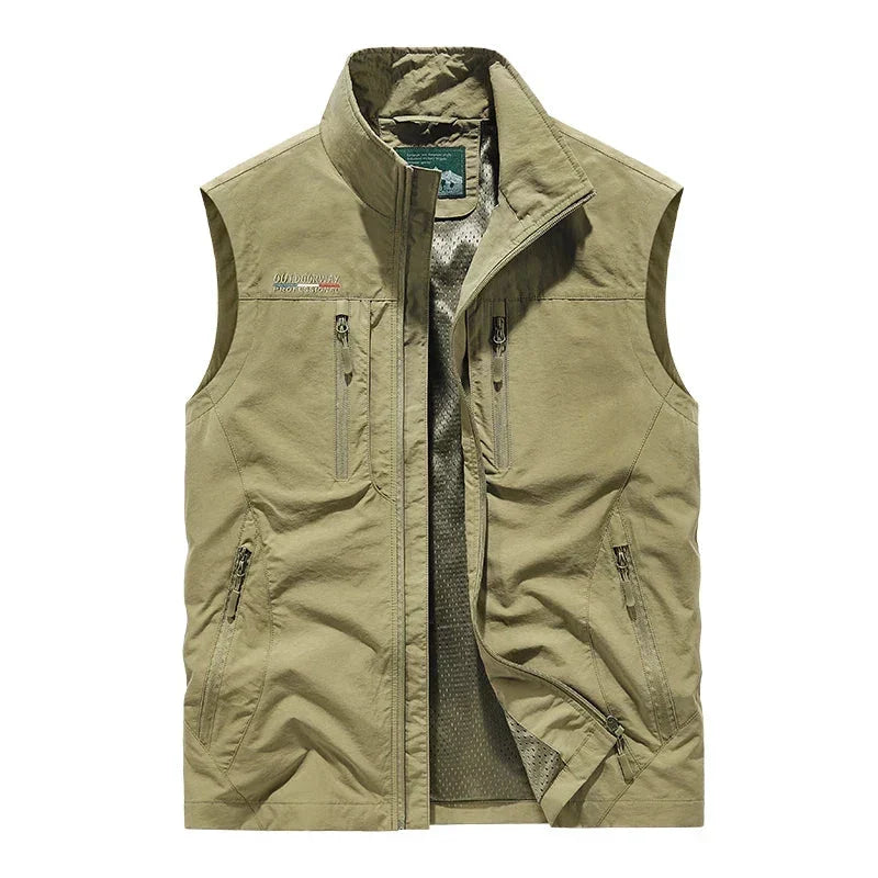 Praktische Herren Outdoor-Weste, leichtes Material, ideal für warme Tage. Mit vielen Staufächern.