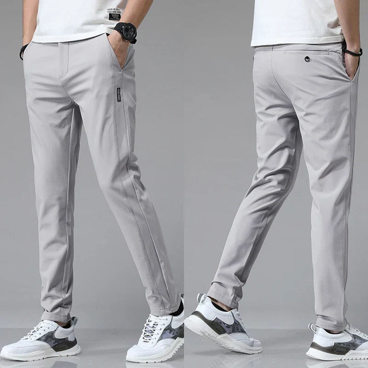 Elegante Herren Stretchhose mit schlanker Passform. Moderner Look für Komfort im Alltag & Büro.