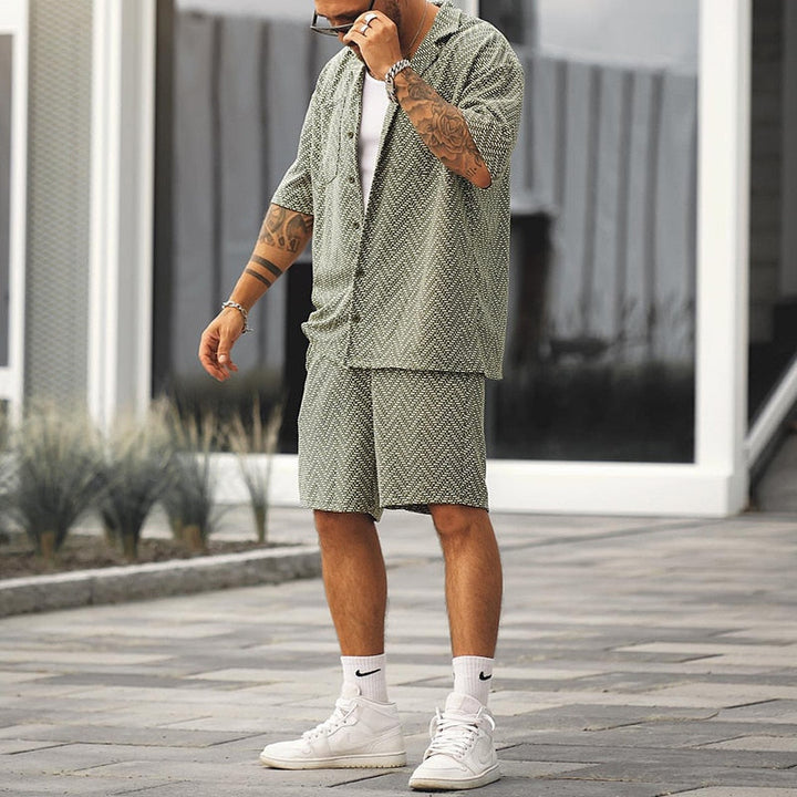 Stilvolles Herren Sommeroutfit: Vintage Zweiteiler mit leichtem Hemd und passenden Shorts für entspannte Tage.